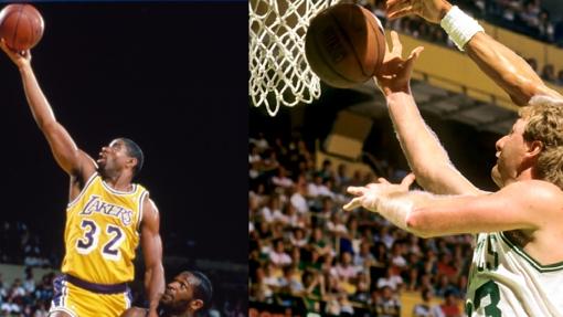 Magic Johnoson (i) y Larry Bird (d) realizando una entrada a canasta