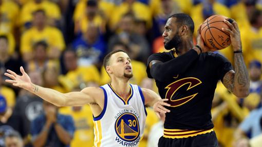 LeBron James y Stephen Curry durante un partido de las finales de la NBA de 2016