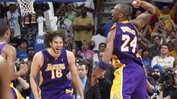 Kobe Bryant celebra junto a Pau Gasol el anillo contra Orlando