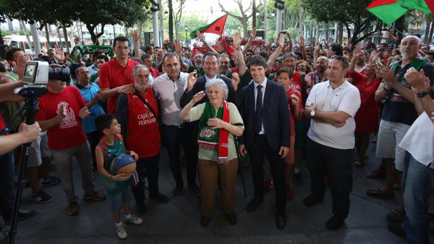 Manifestación de aficionados del Baloncesto Sevilla ante el Ayuntamiento