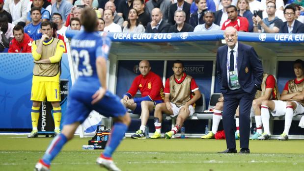 Del Bosque y Casillas, durante el partido contra Italia