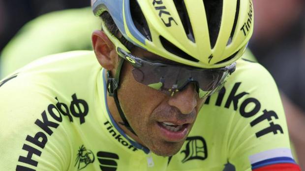 Contador, llegando a la línea de meta en la segunda etapa del Tour