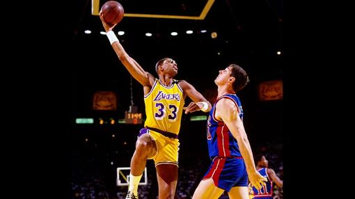 Abdul-Jabbar realizando su tradicional «skyhook» en un partido ante los Detroit Pistons