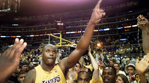 O'Neal señala al cielo tras ganar el séptimo partido de la final de conferencia ante Portland Trail Blazers en el año 2000