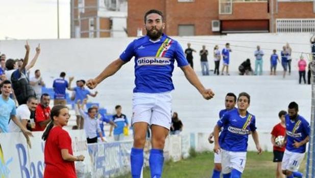 Fran Carles, celebrando un gol con el Linares