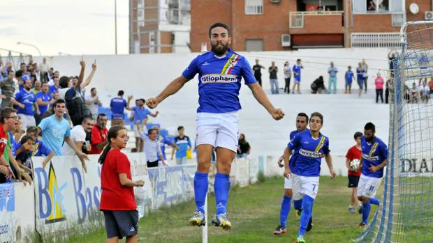 Fran Carles celebra un gol con el Linares.