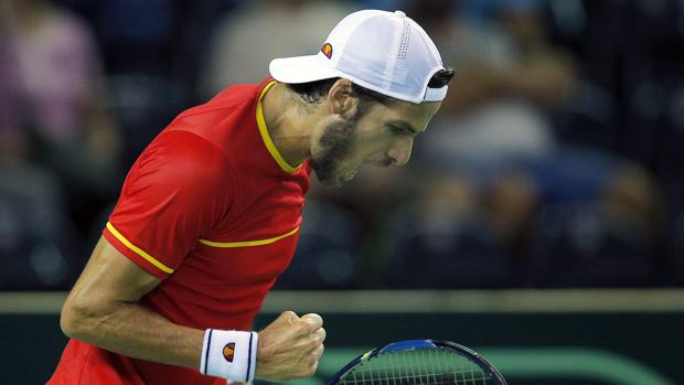 Feliciano adelanta a España con sufrimiento