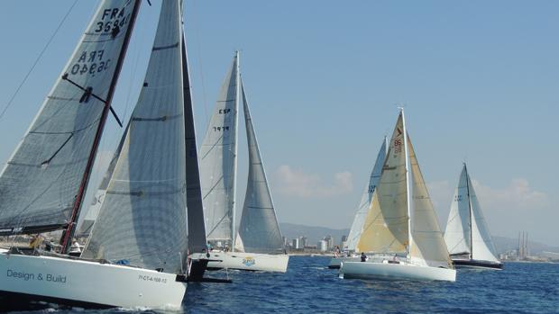 Salida de las Mil Millas, con un viento favorable para el primer tramo entre Port Olímpic-Ciutadella