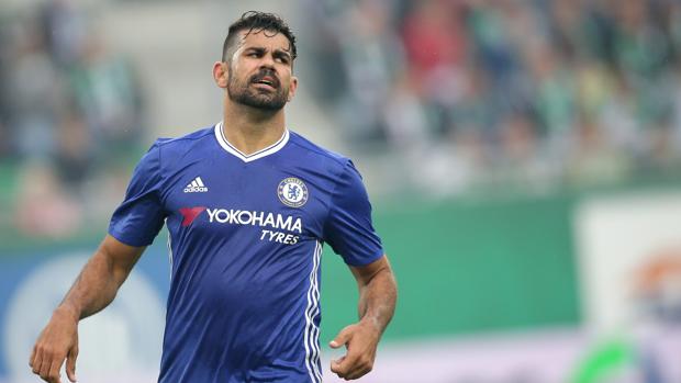 Diego Costa se encara con un rival en un amistoso