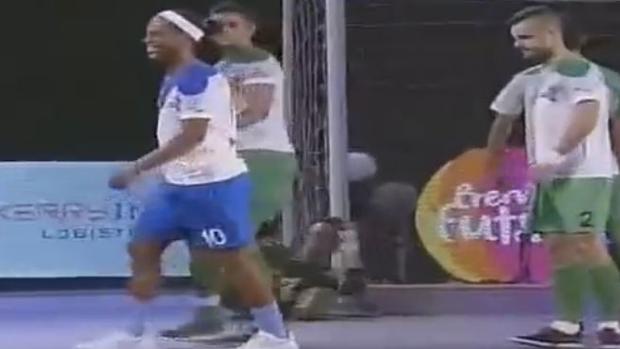 La increíble exhibición de Ronaldinho en una pista de futsal