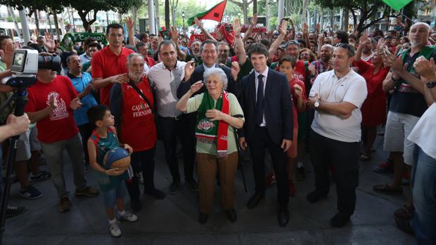 Empleados y aficionados del Club Baloncesto Sevilla, en una reciente manifestación por su continuidad