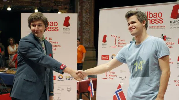 Sergei Karjakin y Magnus Carlsen, ayer en Bilbao