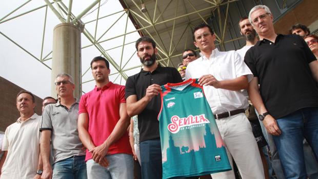 Berni Rodríguez y Raúl Pérez sostienen la camiseta del Baloncesto Sevilla