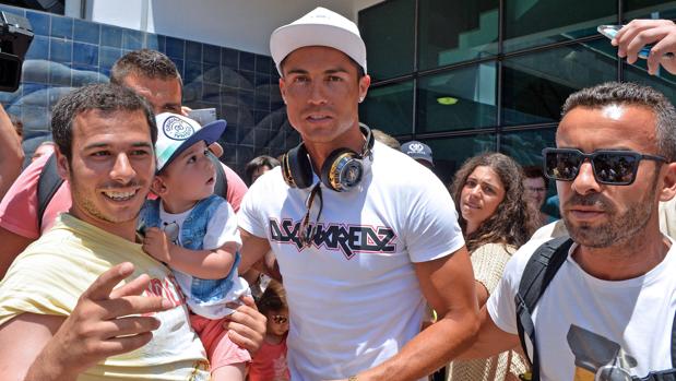 Ronaldo, a su llegada al aeropuerto de Funchal para inaugurar el primer hotel con su marca