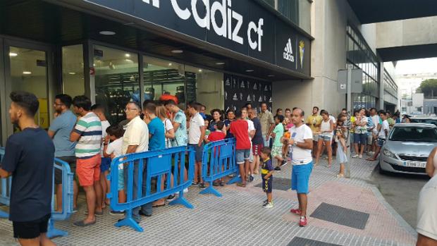 La afición del Cádiz CF ya hace cola en la nueva tienda