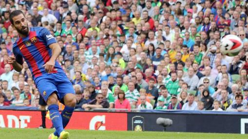 Arda Turan golpea el balón en el primer gol del Barcelona