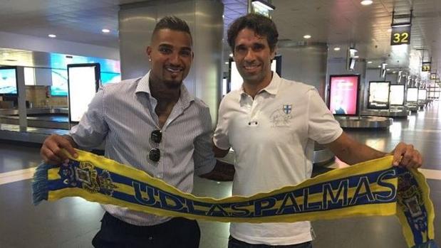 Kevin-Prince Boateng es recibido por Valerón en el aeropuerto de Gran Canaria