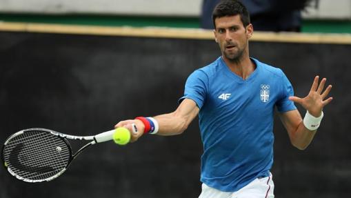 Novak Djokovic entrena en las pistas en las que se disputará el tenis en los Juegos