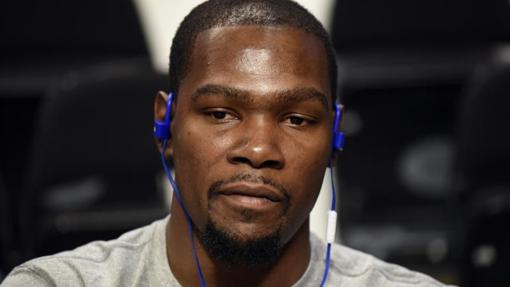 Kevin Durant escucha música antes de un partido con su selección