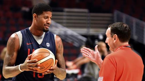 Paul George dialoga con Mike Krzyzewski