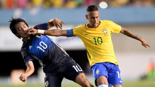 Neymar disputa un balón durante un amistoso con Japón