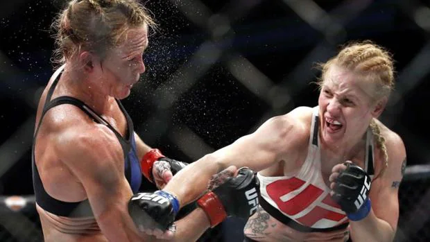 Valentina Shevchenko (derecha) golpea a Holly Holm durante un combate en el UFC