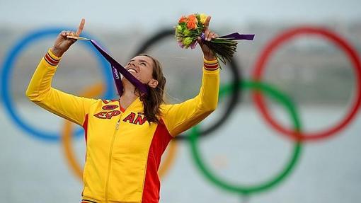 La windsurfista con su medalla de Oro en 2012