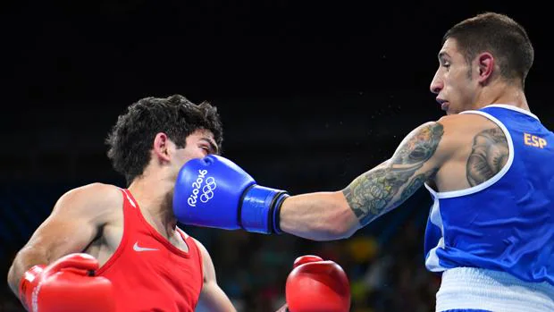 Samuel Carmona (derecha) golpea a su rival en su primer combate en los Juegos Olímpicos
