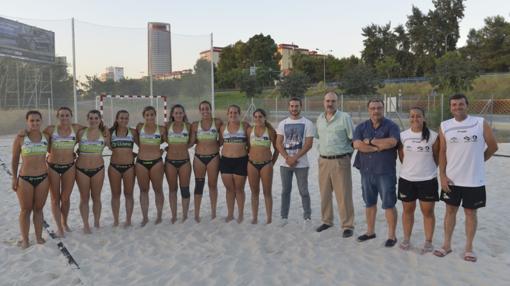 Sevilla estrena su primera pista de balonmano playa