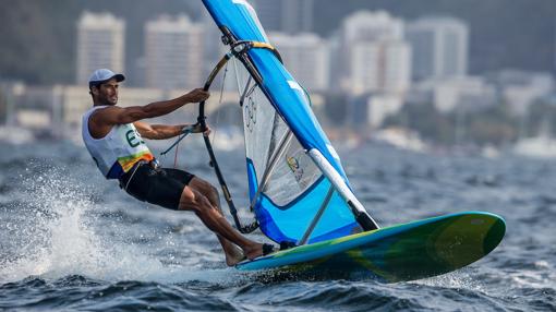 Un fuera de línea de Iván Pastor le complica la medal race