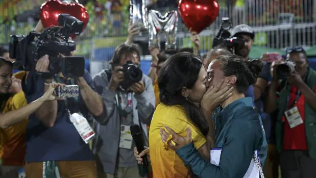 La jugadora Isadora Cerullo besándose con su pareja tras la propuesta de matrimonio