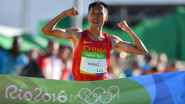 Zhen Wang entra victorioso en la meta