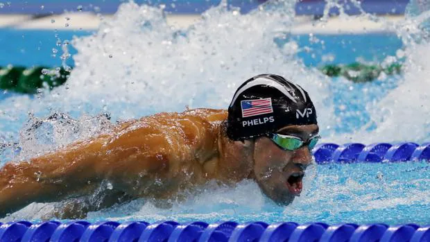 El nadador estadounidence Michael Phelps participa en la final de los 100 metros mariposa