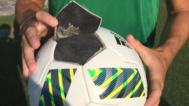 Uno de los balones deteriorados pocos días después de comenzar a utilizarse