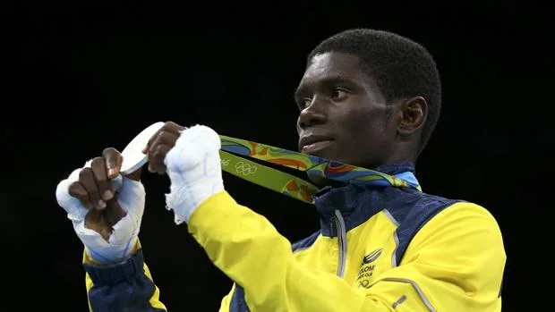 Yuberjen Martínez muetsra orgulloso la medalla de plata ganada en Río