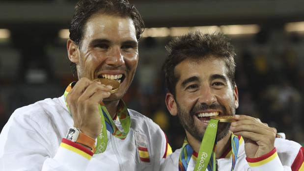 Rafa Nadal y Marc López muerden la medalla de oro ganada en la final de tenis de dobles masculino de los Juegos de este año