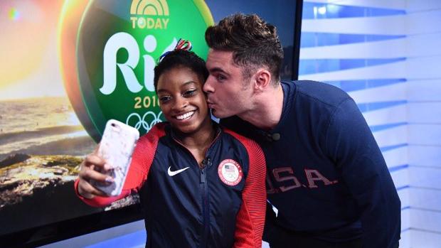 Simone Biles se vuelve loca con Zac Efron