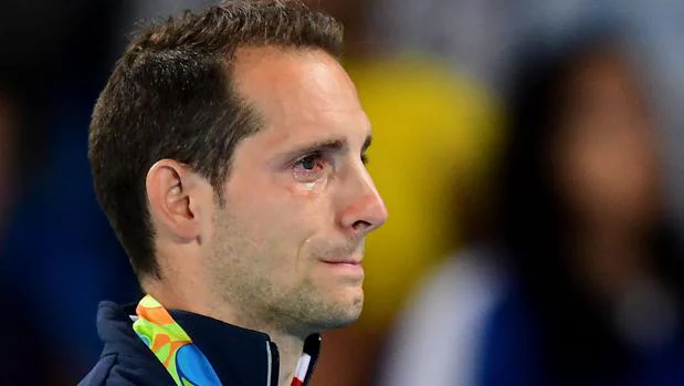 Renaud Lavillenie llora en el podio bajo los abucheos del público brasileño