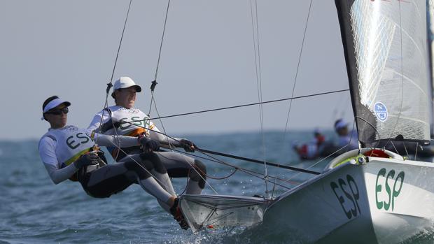 Berta Betanzos y Tamara Echegoyen compiten en la Medal Race por un oro olímpico