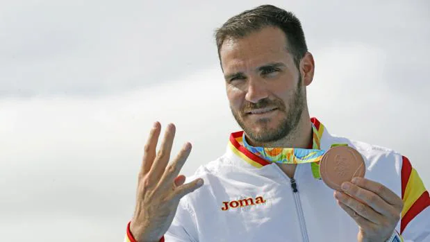 El español Saúl Craviotto indica el número de medallas olímpicas conseguidas a lo largo de su carrera al recoger hoy la última, el bronce en K1 200 metros de los Juegos Olímpicos de Río 2016