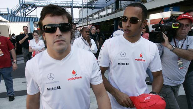 Alonso y Hamilton, durante su etapa copmo compañeros en McLaren