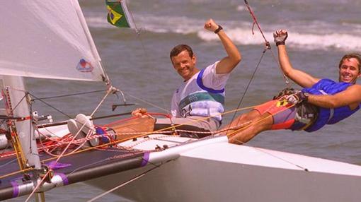 Lars Grael y Kiko Pelicano navegando en Tornado, medallas de bronce en Atlanta