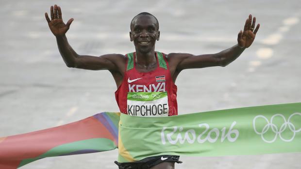 Kipchoge llega victorioso a la meta