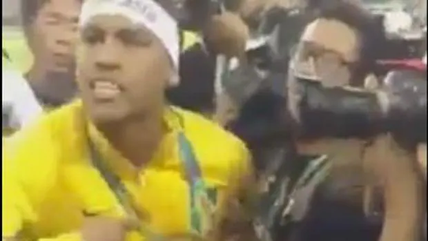 La furia de Neymar contra un aficionado tras colgarse el oro