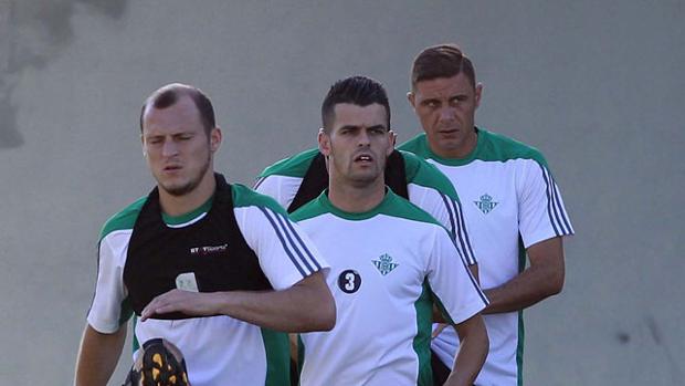 Álex Martínez se ejercita con el grupo