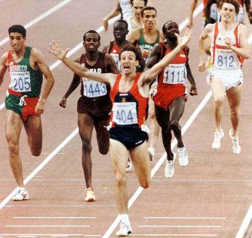 Fermín Cacho levanta los brazos tras ganar el oro en la final de 1500 metros