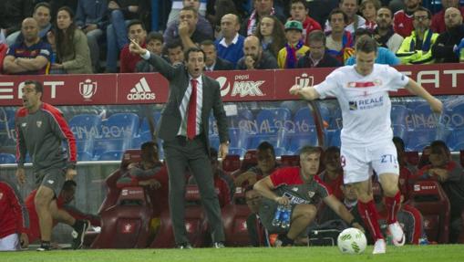 Emery da instrucciones a Gameiro durante la última final de Copa del Rey