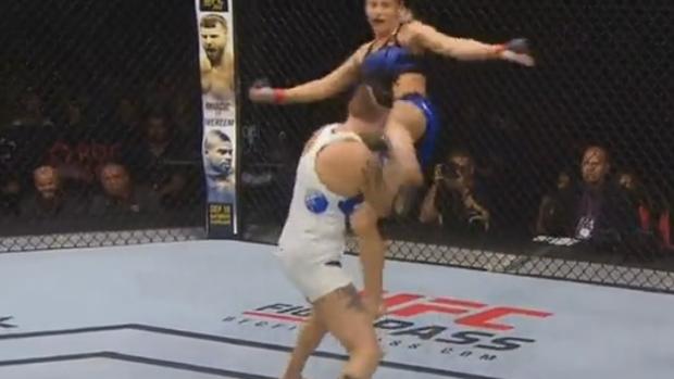 Paige VanZant (azul) golpea con una doble patada voladora a su rival Bec Rawlins