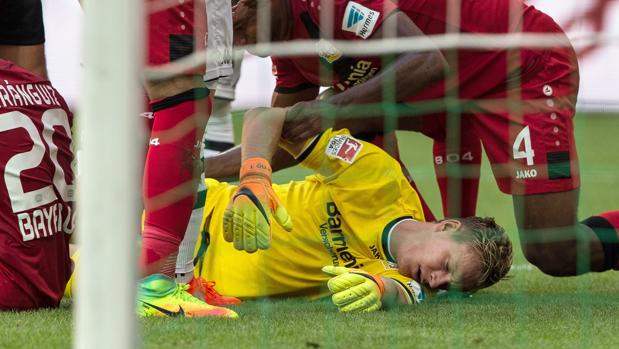 Bernd Leno, instantes después de recibir el balonazo en la cara