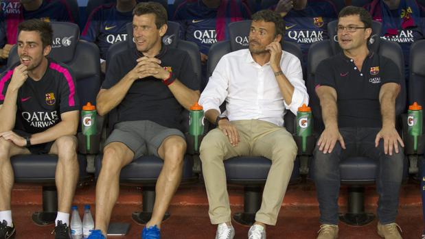 Luis Enrique y sus ayudantes, en el banquillo del Camp Nou